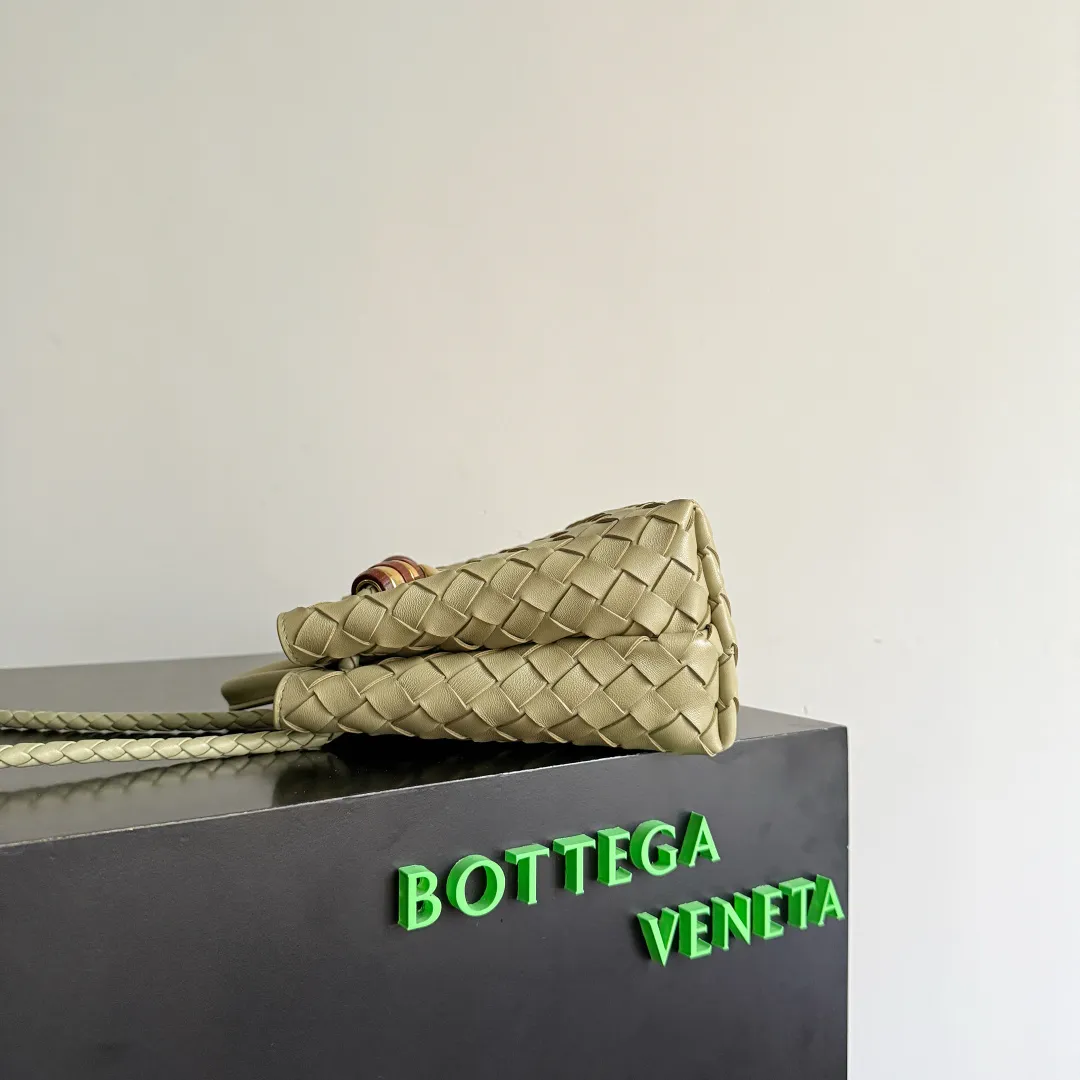 The new Andiamo batch of 3060 BV is shipped‼ ️The classic intercciato weaving process is used to create a soft bag, the metal knot is made of micro-cast aluminum using jewelry technology🪢, and the decorative beads are made of metal and hand-polished oak, allowing you to jump repeatedly between elegance and fun💃, making it unpredictable. Classic and versatile, it shows off your temperament, and the bag has a large capacity, making it very convenient for daily commuting! It has a variety of carrying methods, the shoulder straps can be adjusted by yourself, the original lambskin feels soft and delicate, and the unisex style breaks gender boundaries and brings a more practical and long-lasting use experience. The Andiamo, which has both elegant and casual styles, perfectly interprets the "fashionable old money style". Style No.: 743568+Wood Hardware Color: Travertine Green Size: 25*22*10.5cm